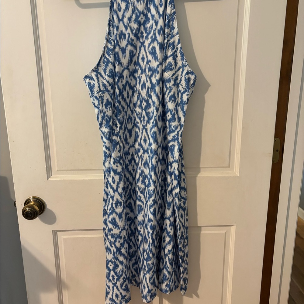 New never worn, halter print dress with zipper in back size XXL, fits like an XL